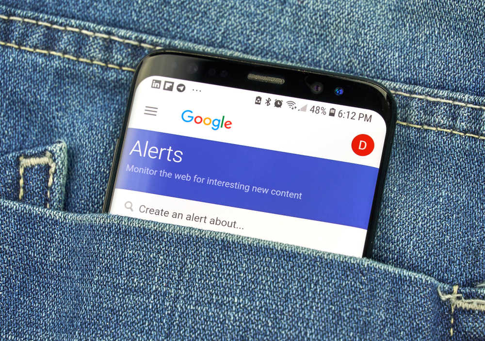 Google alerts on phone screen