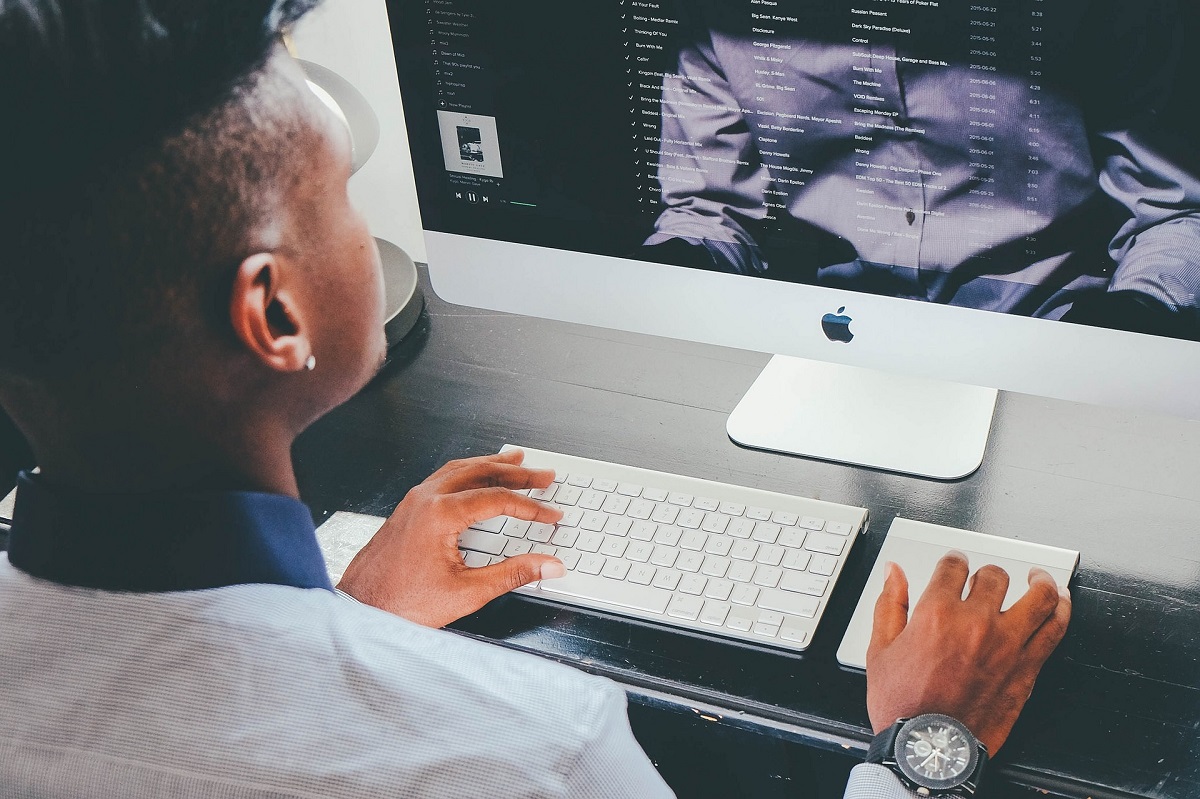 male on apple computer