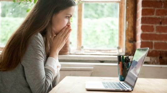 negative article online seen by young lady